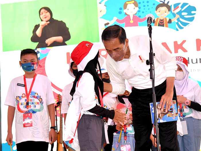 Presiden Joko Widodo menghabiskan akhir pekan bermain bersama anak-anak di Taman Teijsmann, Kebun Raya Bogor, Jawa Barat, Sabtu (23/7/2022).