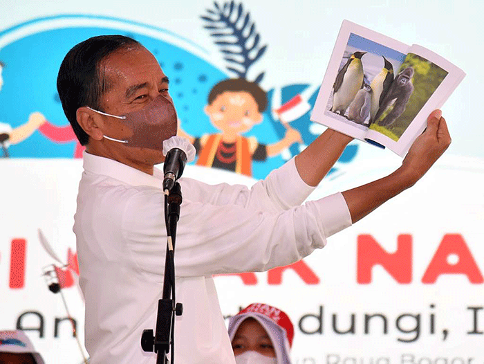 Presiden Joko Widodo menghabiskan akhir pekan bermain bersama anak-anak di Taman Teijsmann, Kebun Raya Bogor, Jawa Barat, Sabtu (23/7/2022).
