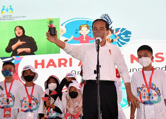 Presiden Joko Widodo menghabiskan akhir pekan bermain bersama anak-anak di Taman Teijsmann, Kebun Raya Bogor, Jawa Barat, Sabtu (23/7/2022).