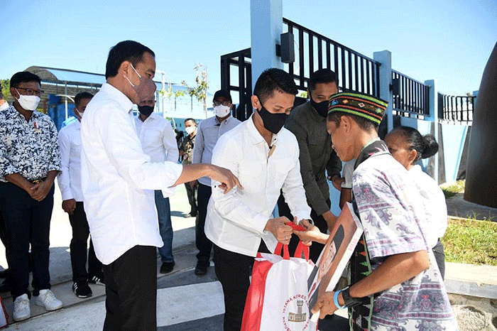 Presiden Joko Widodo didampingi Ibu Iriana Joko Widodo meresmikan sistem penyediaan air minum (SPAM) Wae Mese II di Kabupaten Manggarai Barat.