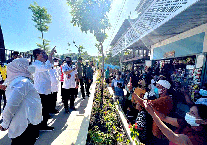 Presiden Jokowi dan Ibu Iriana Jokowi meninjau Proyek Pengembangan Sarana Hunian Pendukung Kawasan Pariwisata, Kampung Baru, Labuan Bajo.