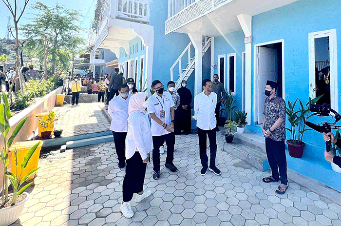 Presiden Jokowi dan Ibu Iriana Jokowi meninjau Proyek Pengembangan Sarana Hunian Pendukung Kawasan Pariwisata, Kampung Baru, Labuan Bajo.