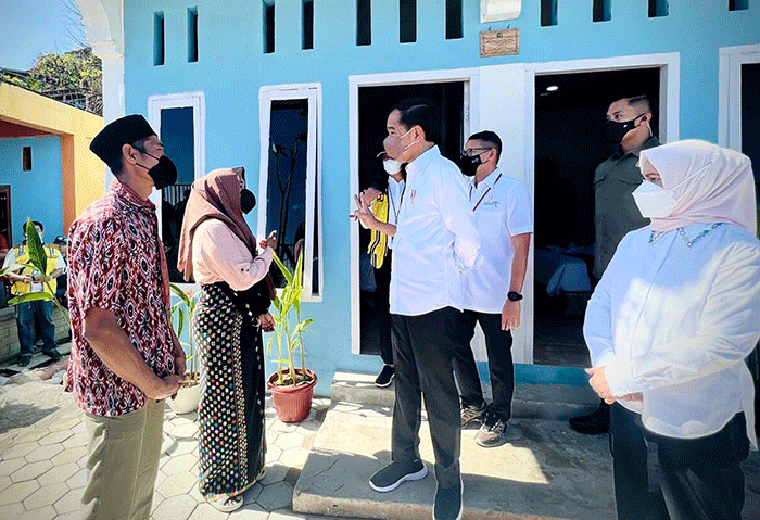 Presiden Jokowi dan Ibu Iriana Jokowi meninjau Proyek Pengembangan Sarana Hunian Pendukung Kawasan Pariwisata, Kampung Baru, Labuan Bajo.