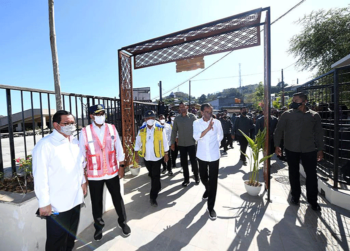 Presiden Jokowi dan Ibu Iriana Jokowi meninjau Proyek Pengembangan Sarana Hunian Pendukung Kawasan Pariwisata, Kampung Baru, Labuan Bajo.