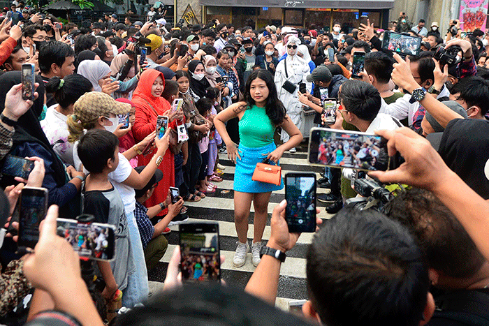 Ratusan warga menonton Citayam Fashion Week di kawasan Dukuh Atas, Jakarta, Sabtu (23/7/2022).