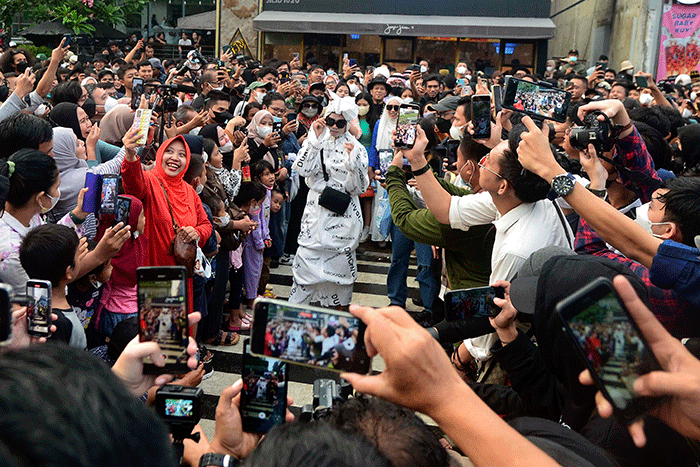 Ratusan warga menonton Citayam Fashion Week di kawasan Dukuh Atas, Jakarta, Sabtu (23/7/2022).