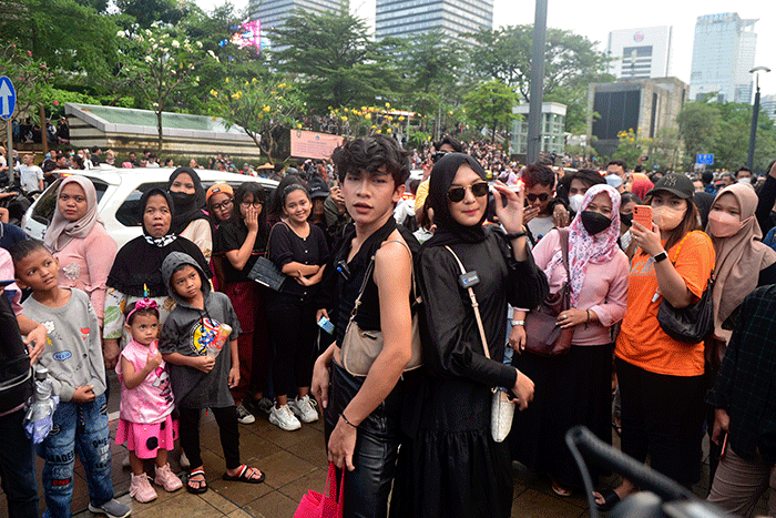 Ratusan warga menonton Citayam Fashion Week di kawasan Dukuh Atas, Jakarta, Sabtu (23/7/2022).