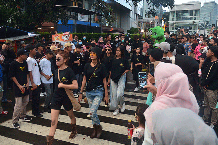 Ratusan warga menonton Citayam Fashion Week di kawasan Dukuh Atas, Jakarta, Sabtu (23/7/2022).