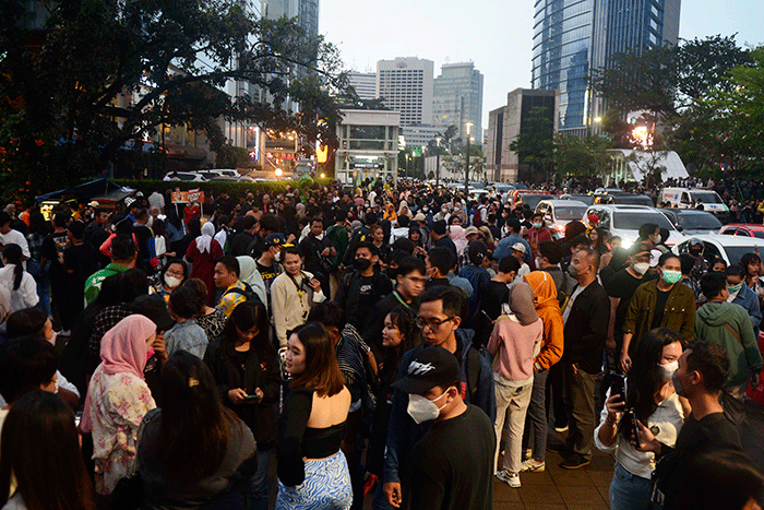 Ratusan warga menonton Citayam Fashion Week di kawasan Dukuh Atas, Jakarta, Sabtu (23/7/2022).