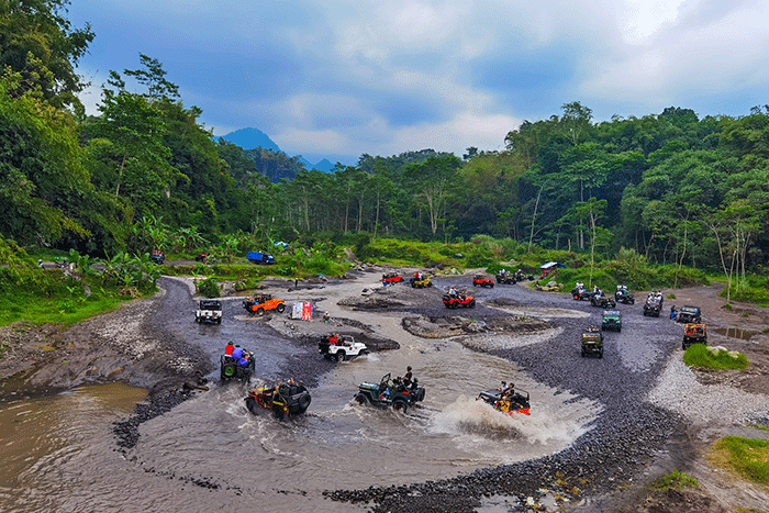 Wisatawan menikmati wahanan jip wisata di lava tour lereng Merapi, Kaliadem, Kabupaten Sleman, D.I Yogyakarta, Minggu (24/7/2022).
