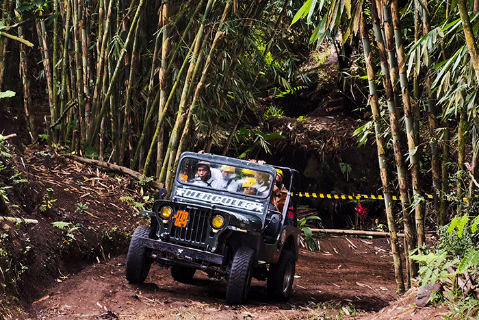 Wisatawan menikmati wahanan jip wisata di lava tour lereng Merapi, Kaliadem, Kabupaten Sleman, D.I Yogyakarta, Minggu (24/7/2022).