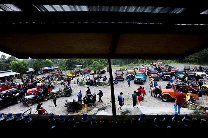 Wisatawan menikmati wahanan jip wisata di lava tour lereng Merapi, Kaliadem, Kabupaten Sleman, D.I Yogyakarta, Minggu (24/7/2022).