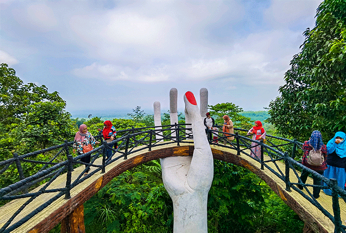 Wisatawan menikmati wahanan jip wisata di lava tour lereng Merapi, Kaliadem, Kabupaten Sleman, D.I Yogyakarta, Minggu (24/7/2022).