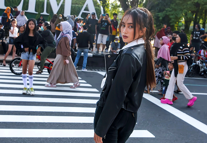 Sejumlah kaum muda berlenggak-lenggok di jalan zebra cross kawasan Simpang Lima Kota Semarang, Jawa Tengah, Minggu (24/7/2022).
