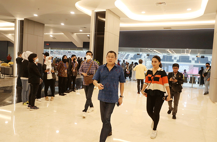 Executive Chairman MNC Group Hary Tanoesoedibjo bersama Gubernur DKI Jakarta Anies Baswedan disela Grand Launching Jakarta International Stadium (JIS).