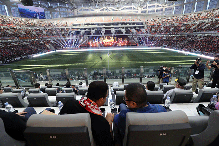 Executive Chairman MNC Group Hary Tanoesoedibjo bersama Gubernur DKI Jakarta Anies Baswedan disela Grand Launching Jakarta International Stadium (JIS).