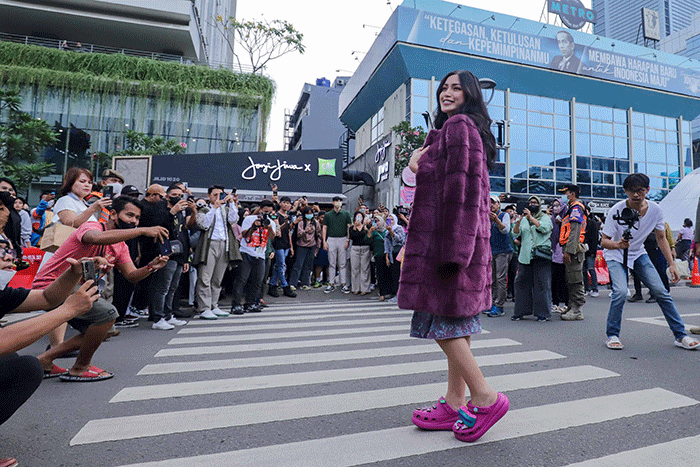 Aktris Jessica Iskandar dan Gisella Anastasia saat tampil memperagakan busana dalam Citayam Fashion Week di kawasan Stasiun BNI City, Sudirman, Jakarta Pusat.