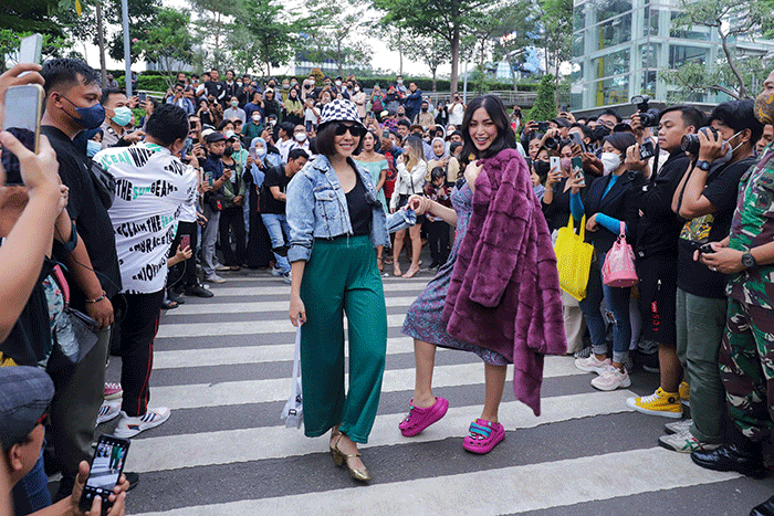 Aktris Jessica Iskandar dan Gisella Anastasia saat tampil memperagakan busana dalam Citayam Fashion Week di kawasan Stasiun BNI City, Sudirman, Jakarta Pusat.
