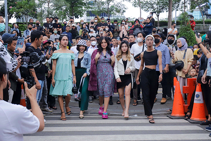 Aktris Jessica Iskandar dan Gisella Anastasia saat tampil memperagakan busana dalam Citayam Fashion Week di kawasan Stasiun BNI City, Sudirman, Jakarta Pusat.