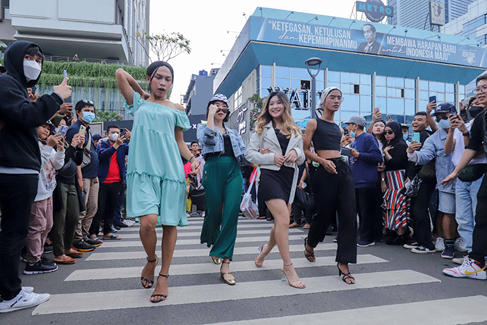 Aktris Jessica Iskandar dan Gisella Anastasia saat tampil memperagakan busana dalam Citayam Fashion Week di kawasan Stasiun BNI City, Sudirman, Jakarta Pusat.