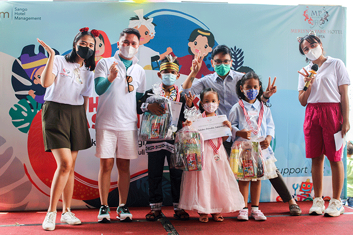 Sejumlah anak-anak saat mengikuti lomba menghias Cupcake dalam rangka menyambut Hari Anak Nasional 2022 di Merlynn Park Hotel, Jakarta, Minggu (24/7/2022).