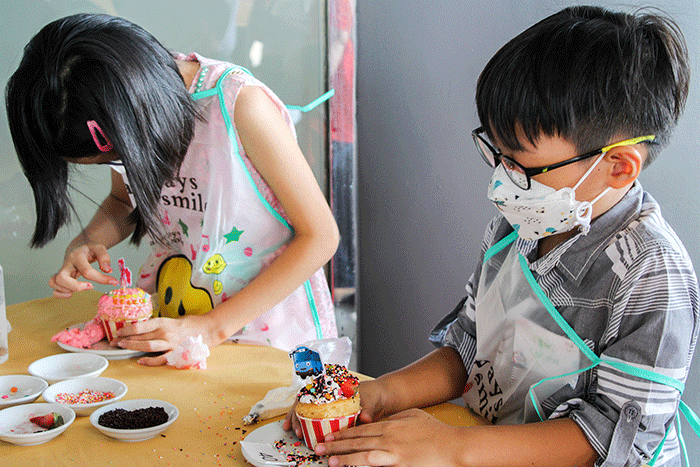 Sejumlah anak-anak saat mengikuti lomba menghias Cupcake dalam rangka menyambut Hari Anak Nasional 2022 di Merlynn Park Hotel, Jakarta, Minggu (24/7/2022).