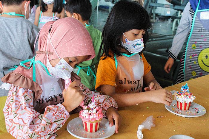 Sejumlah anak-anak saat mengikuti lomba menghias Cupcake dalam rangka menyambut Hari Anak Nasional 2022 di Merlynn Park Hotel, Jakarta, Minggu (24/7/2022).