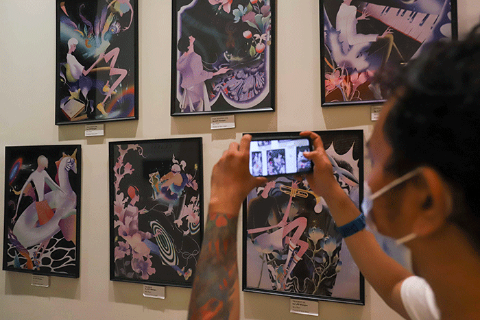 Pengunjung melihat pameran seni bertajuk 