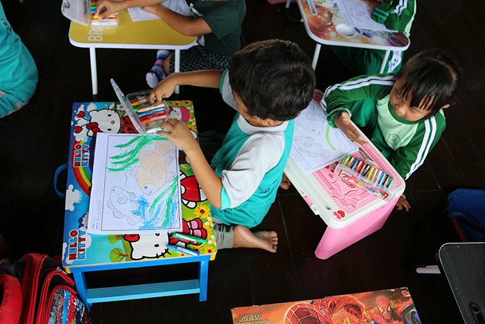 Suasana lomba mewarnai dan menggambar para siswa-siswi sekolah taman bermain (Paut) di Kawasan RPTRA Pulau Panggang, Kepulauan Seribu Utara.