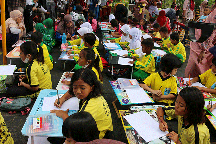 Suasana lomba mewarnai dan menggambar para siswa-siswi sekolah taman bermain (Paut) di Kawasan RPTRA Pulau Panggang, Kepulauan Seribu Utara.