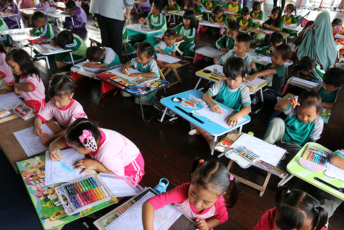 Suasana lomba mewarnai dan menggambar para siswa-siswi sekolah taman bermain (Paut) di Kawasan RPTRA Pulau Panggang, Kepulauan Seribu Utara.