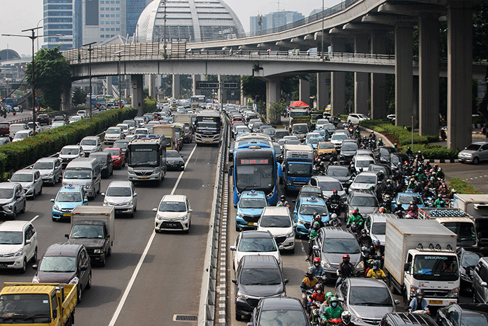 Suasana kemacetan lalu lintas saat jam berangkat kerja di sejumlah jalanan Jakarta, Senin (25/7/2022).