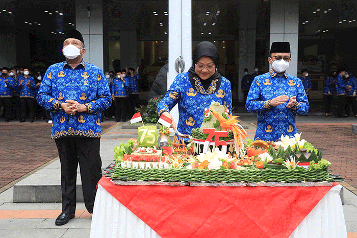 Ida Fauziyah selaku inspektur upacara dalam HUT ke-75 Kemnaker di halaman kantor Kemnaker, Jakarta, Senin (25/7/2022).