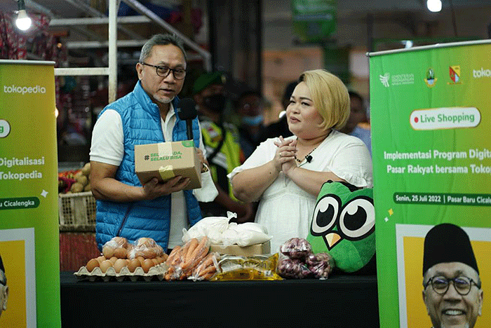 Kementerian Perdagangan bekerja sama dengan Tokopedia menggelar acara tersebut di Pasar Baru Cicalengka, Kabupaten Bandung, Jawa Barat, hari ini, Senin (25/7).