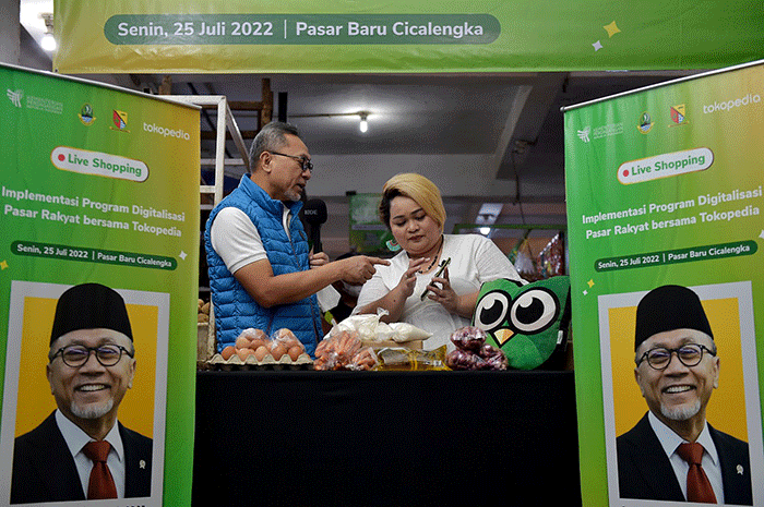 Kementerian Perdagangan bekerja sama dengan Tokopedia menggelar acara tersebut di Pasar Baru Cicalengka, Kabupaten Bandung, Jawa Barat, hari ini, Senin (25/7).