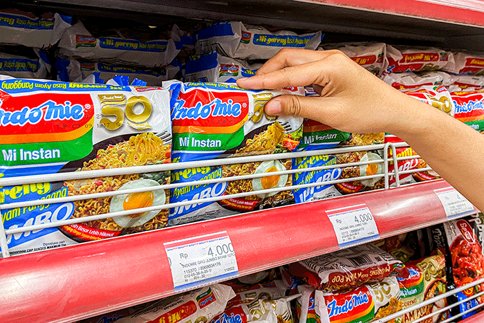 li saat memilih Mie Instan di salah satu Minimarket kawasan Depok, Jawa Barat, Selasa (26/7/2022).