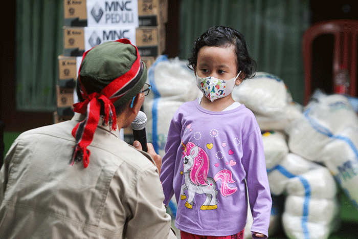 Anak-anak berfoto bersama usai kegiatan MNC Peduli dan Gerakan 1 Rumah 1 Pendongeng di Cimanggis, Depok, Jawa Barat, Selasa (26/7/2022).