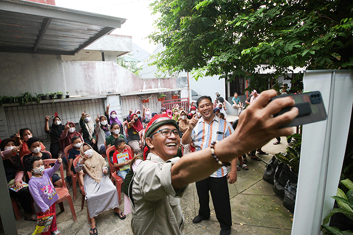 Anak-anak berfoto bersama usai kegiatan MNC Peduli dan Gerakan 1 Rumah 1 Pendongeng di Cimanggis, Depok, Jawa Barat, Selasa (26/7/2022).