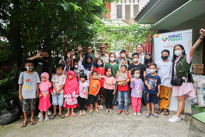 Anak-anak berfoto bersama usai kegiatan MNC Peduli dan Gerakan 1 Rumah 1 Pendongeng di Cimanggis, Depok, Jawa Barat, Selasa (26/7/2022).