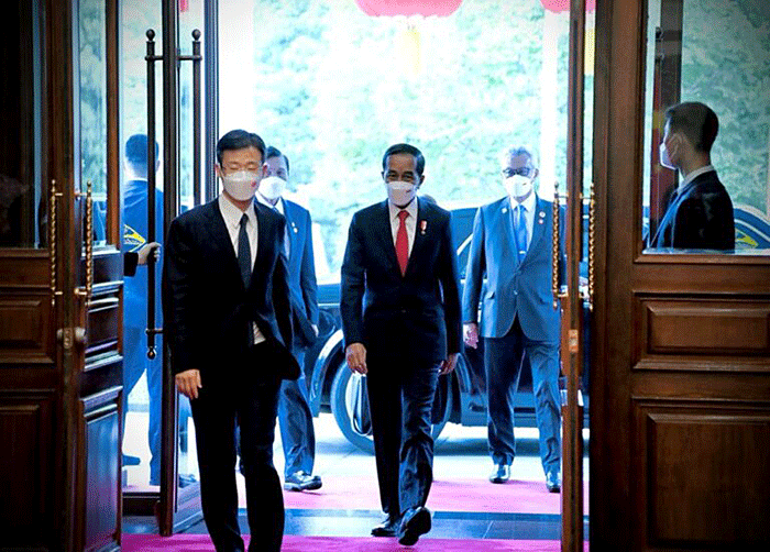 Presiden Joko Widodo melakukan pertemuan bilateral dengan Perdana Menteri RRT (Premier) Li Keqiang di Villa 5, Diaoyutai State Guesthouse, Beijing.