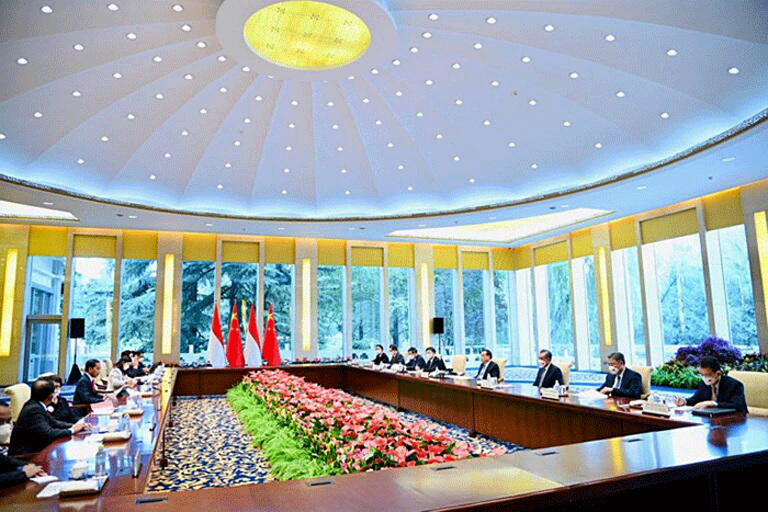Presiden Joko Widodo melakukan pertemuan bilateral dengan Perdana Menteri RRT (Premier) Li Keqiang di Villa 5, Diaoyutai State Guesthouse, Beijing.