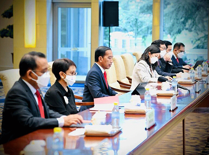 Presiden Joko Widodo melakukan pertemuan bilateral dengan Perdana Menteri RRT (Premier) Li Keqiang di Villa 5, Diaoyutai State Guesthouse, Beijing.