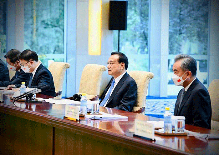 Presiden Joko Widodo melakukan pertemuan bilateral dengan Perdana Menteri RRT (Premier) Li Keqiang di Villa 5, Diaoyutai State Guesthouse, Beijing.