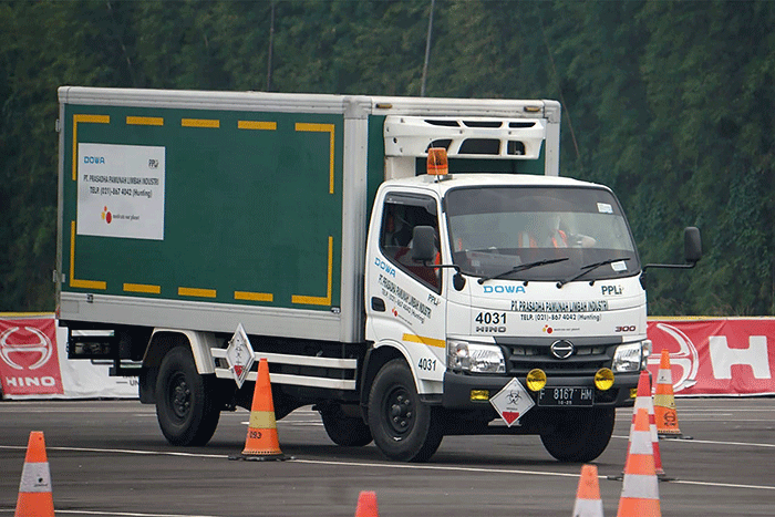 Kegiatan pelatihan safety driving untuk para pengemudi angkutan limbah B3 yang dilakukan Hino sendiri diikuti lebih dari 35 orang.