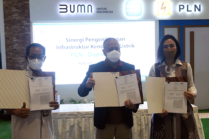 Penandatanganan sinergi pengembangan infrastruktur kendaraan listrik antara PLN, Damri dan TEB di Booth PLN, Periklindo Electric Vehicles Show (PEVS).