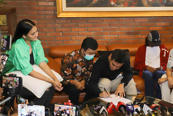 Aktor sekaligus konten kreator Baim Wong didampingi istrinya yang juga model Paula Verhoeven memberikan keterangan terkait Citayam Fashion Week.