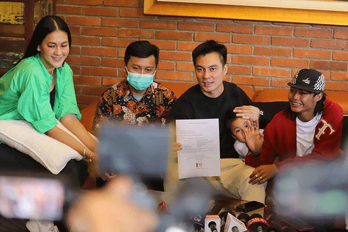 Aktor sekaligus konten kreator Baim Wong didampingi istrinya yang juga model Paula Verhoeven memberikan keterangan terkait Citayam Fashion Week.