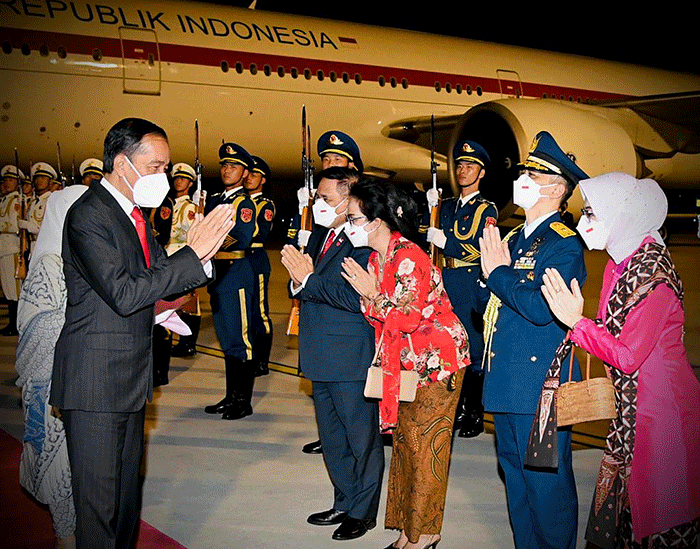 Presiden Joko Widodo dan Ibu Iriana Joko Widodo beserta delegasi tiba di Beijing Capital International Airport, Beijing, Republik Rakyat Tiongkok (RRT).
