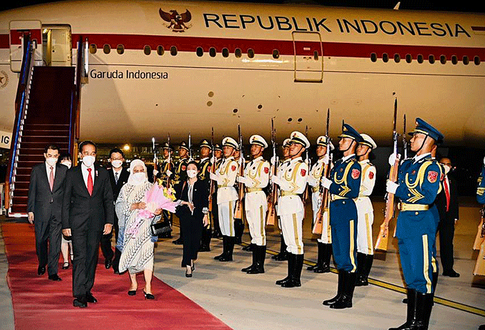 Presiden Joko Widodo dan Ibu Iriana Joko Widodo beserta delegasi tiba di Beijing Capital International Airport, Beijing, Republik Rakyat Tiongkok (RRT).