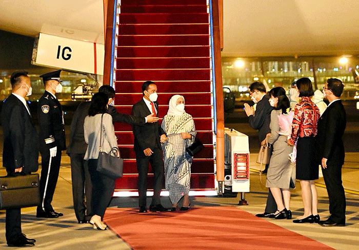 Presiden Joko Widodo dan Ibu Iriana Joko Widodo beserta delegasi tiba di Beijing Capital International Airport, Beijing, Republik Rakyat Tiongkok (RRT).